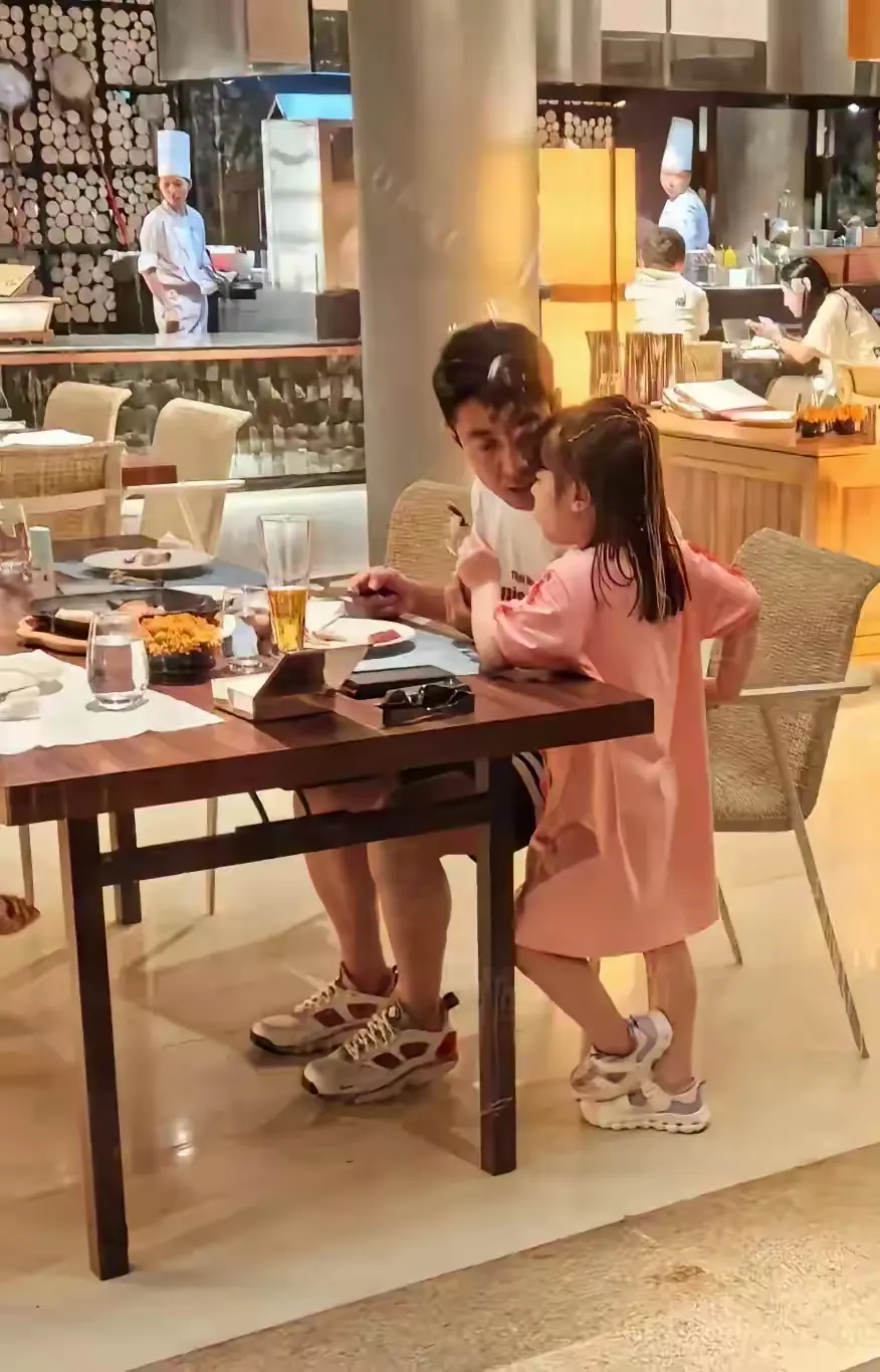 撒贝宁杯子上喝的是啤酒吗？还是普通饮料