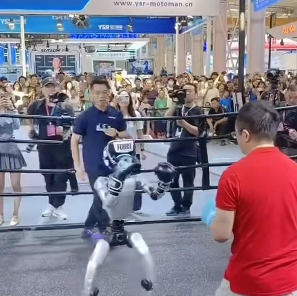 近日，红衣大叔周鸿祎大战小脑发育不全的宇树机器人。
只见周鸿祎上来就一个犯规动作
