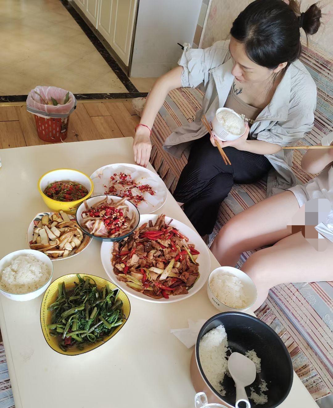 白色的是啥，还撒辣椒
正常拍摄，无不良引导