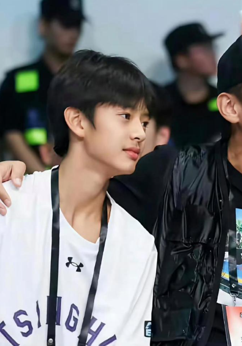 孙俪和邓超的儿子太帅了，才14岁就超过一米七了，可惜不想当明星，梦想是打CBA职