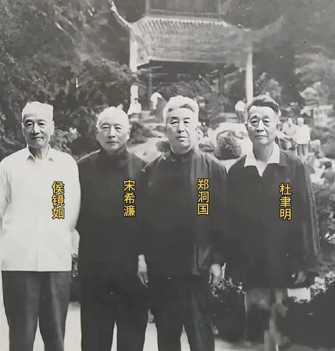1973年深秋的长沙爱晚亭，四个白发老人拄着拐杖站在枫叶堆里。
咔嚓一声快门响，
