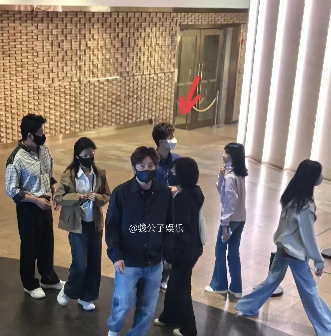 近日， 鲍蕾和她的妹妹鲍莉两家一起出门逛街，作为连襟的陆毅和郭京飞两人打扮都挺时