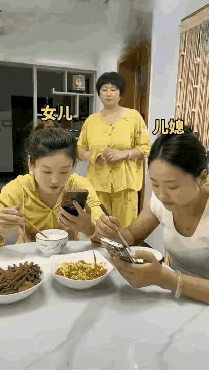 婆婆不敢说儿媳妇，只好拿女儿下手，杀鸡给猴看[笑哭][笑哭]