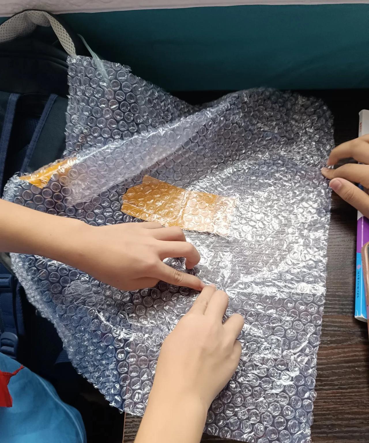 大家发现没有
大部分小孩都喜欢挤防震气泡膜，成了他们的童年乐趣了
包括我也喜欢挤