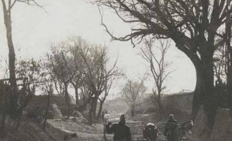 人们都说童言无忌的孩子是最单纯的，1941年，一个打扮成卖货郎模样的人挑着担子在