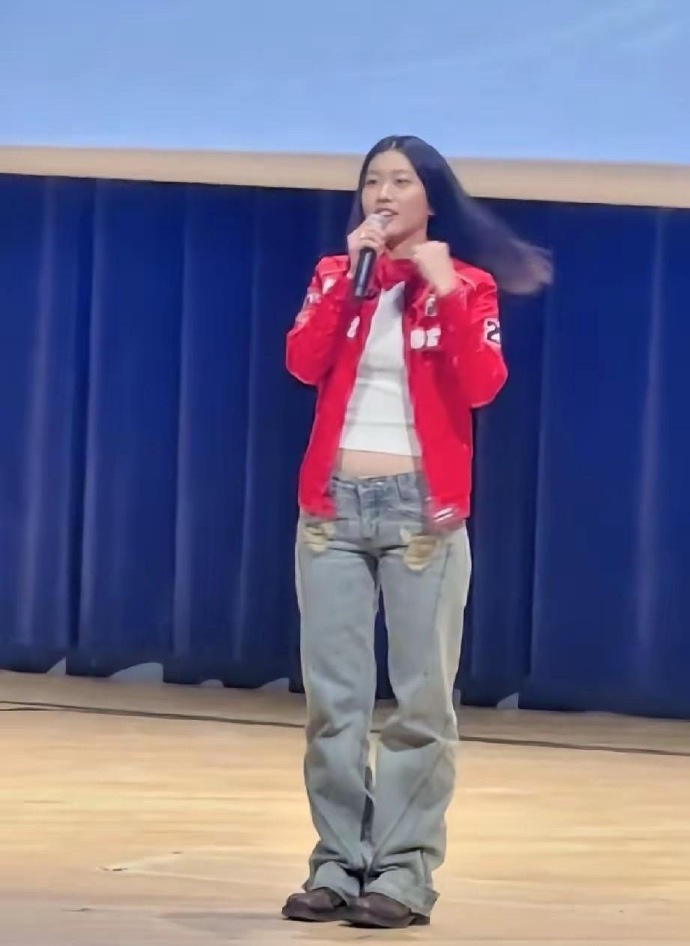 陈奕迅的女儿陈康提真的好敢穿衣服，身不身材的无所谓，关键是一身的自信，出生就在罗