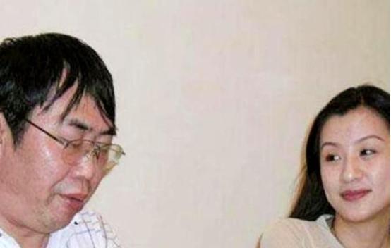 [浮云]1990年，棋圣聂卫平瞒着家中妻子，痴迷于教王刚的妹妹王静下围棋，一不小