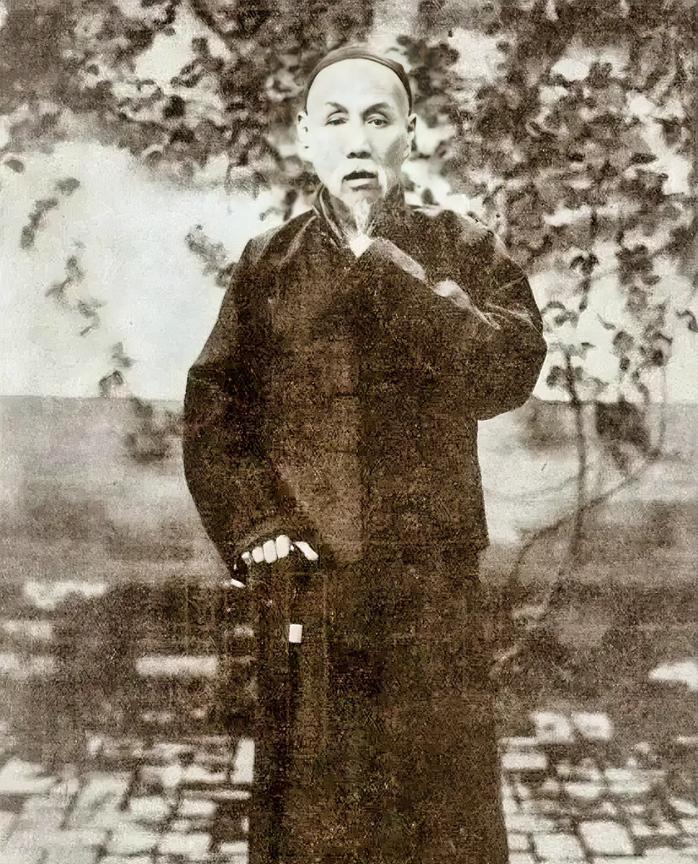 1898年，46岁的林纾刚丧妻不久，青楼头牌谢蝶仙便让人送来四只特大的柿饼，林纾