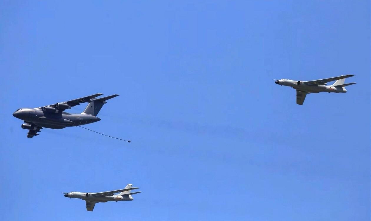 今年阅兵空中方队彩排训练中，运油-20A领头，后面是轰六N、歼十六、歼二零，没有