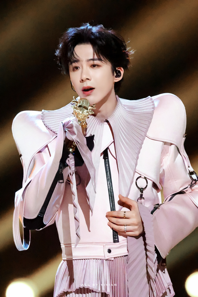 刘宇宁跨年晚会现场全开麦直拍
唱功真的太厉害了
视觉跟听觉双重盛宴