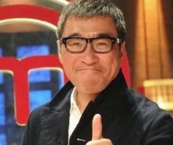 1994年，36岁的李宗盛婚内出轨28岁的林忆莲，回到家后，他看着吸溜面条的妻子