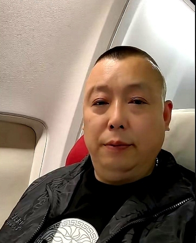 无锡光哥今天乘坐飞机到深圳，美女接机。

说起来挺让人纳闷，光哥平时在社会上混，