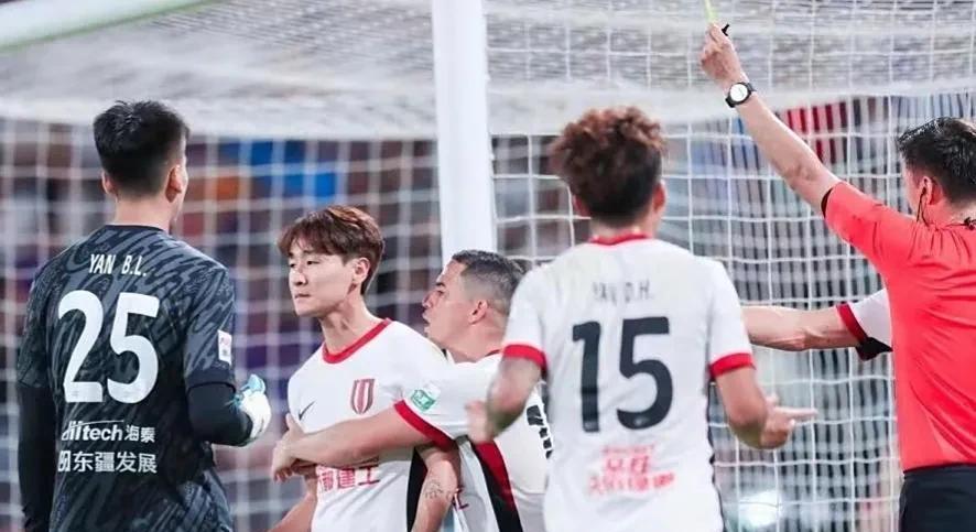 一个球员被在场球迷集体骂家人，这反映了什么？
中超联赛第17轮，成都蓉城1-2不