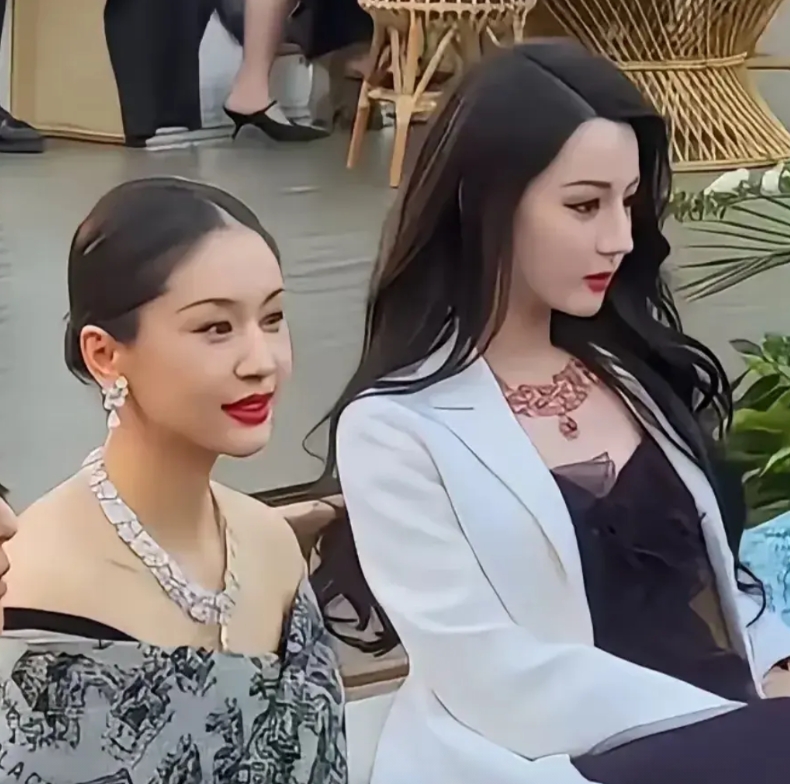 有时，不得不吐槽一句，内娱的颜值就是一个谜…

这两天，王子文和迪丽热巴同框合照