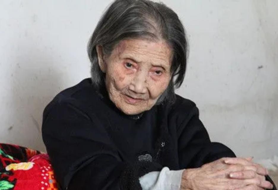 1935年，“湘西魔王”张平上门提亲，强娶16岁杨炳莲。



1935年春，永