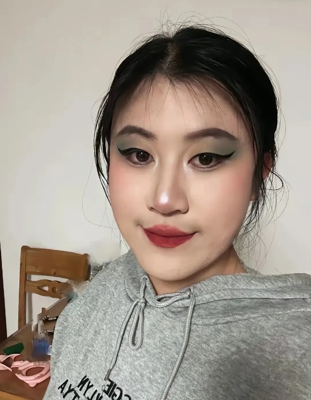 河南洛阳，有一名女子在网上诉苦，她说她昨天26岁生日，从来不化妆的她，就想着化个