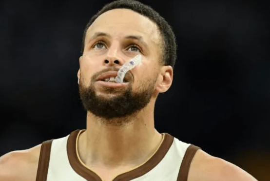 据勇士队记报道，库里、巴特勒、库明加均可以出战今日对阵爵士的比赛。
昨日与雷霆的