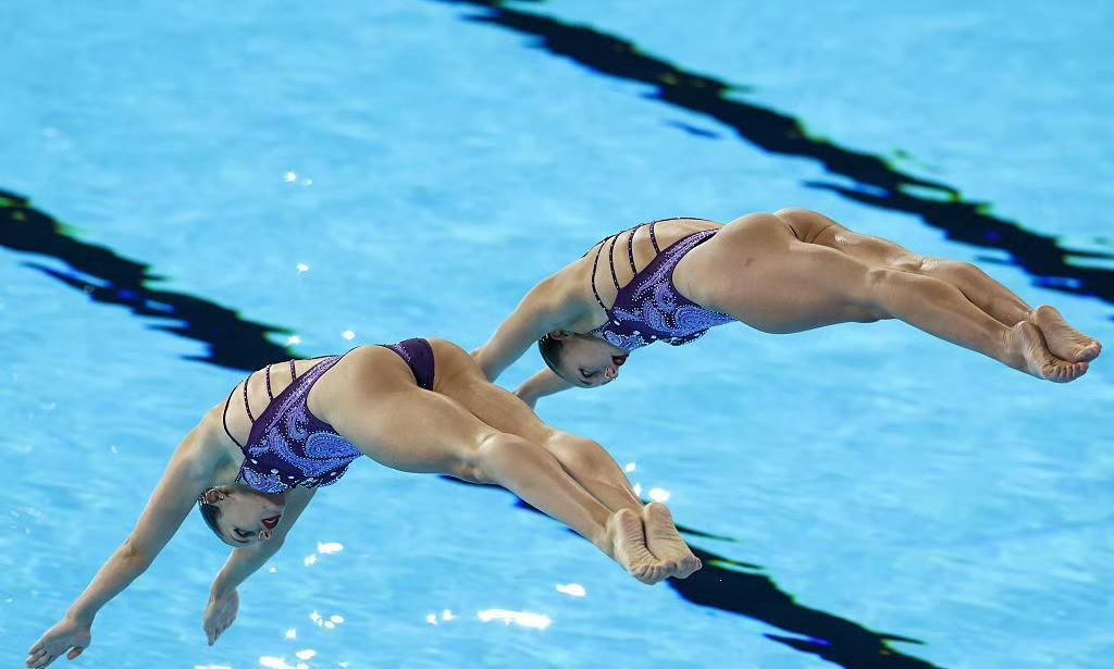 #2025新加坡世界泳联锦标赛# 在花样游泳女双自由自选项目预赛中，来自西班牙的