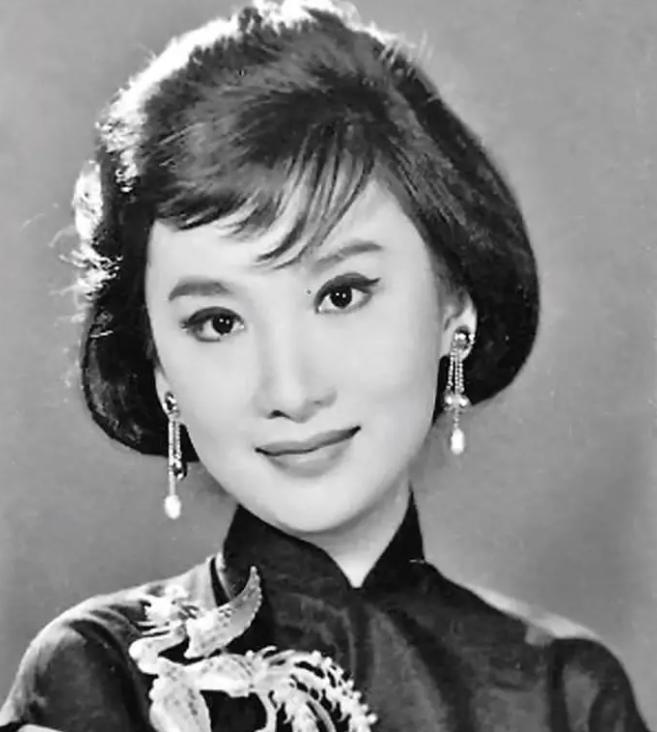 1976年，金庸找到朱玫想复婚，可朱玫却冷冷丢下一句：“想复婚不可能，你到底还是