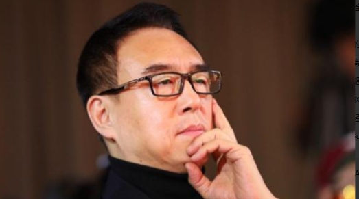 2006年，47岁的春晚导演郎昆趁32岁妻子马艳丽出国，出轨24岁舞蹈家刘岩，妻