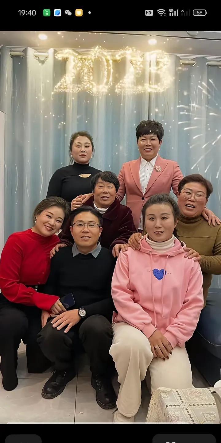 好奇这么优秀的亮哥背后的女人会是谁，人帅心善的亮哥以前是做环保工作的，机遇巧合情