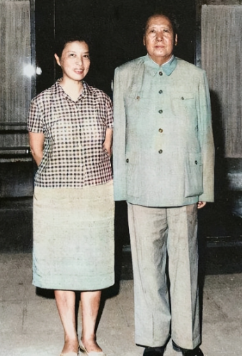 建国初，毛主席与一位女性的珍贵合影，对方气质不凡，她是谁？

在五十年代，有一张