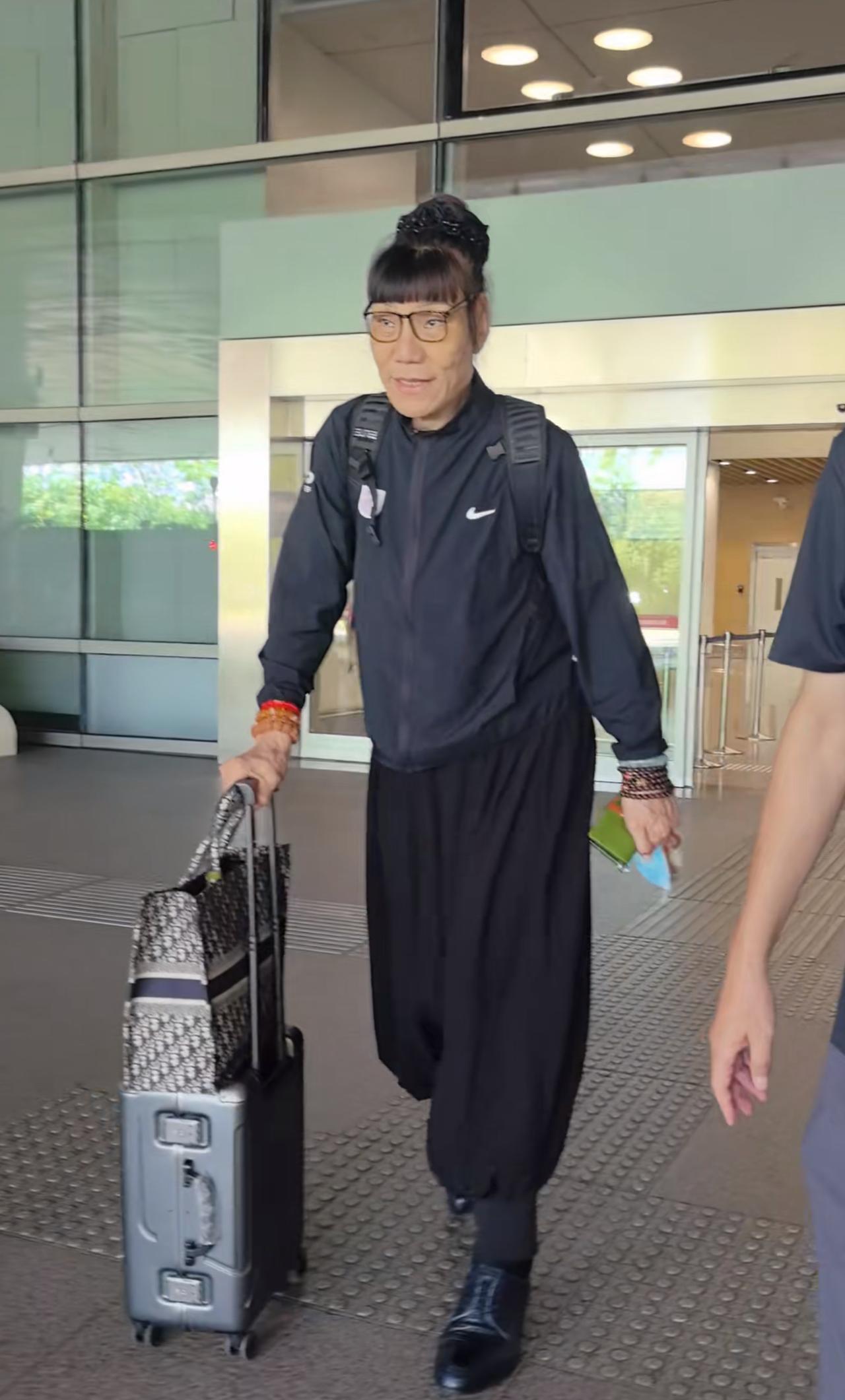 今天出门，在机场恰巧碰到了一个熟悉的面孔，中国女篮功勋球员郑海霞。
今年58岁的