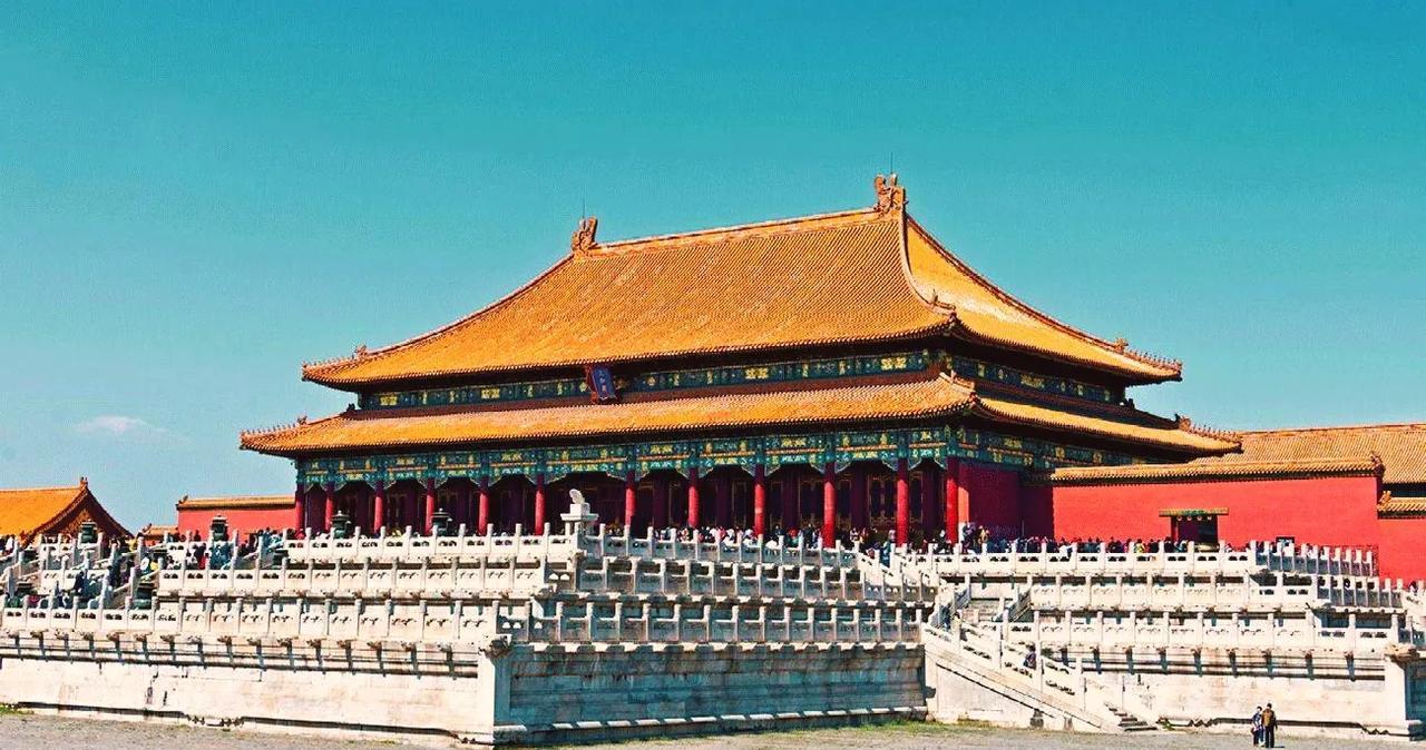 故宫太和殿是重檐庑殿顶，这是中国最高的建筑规格，换句话说重檐加庑殿顶只能在太和殿
