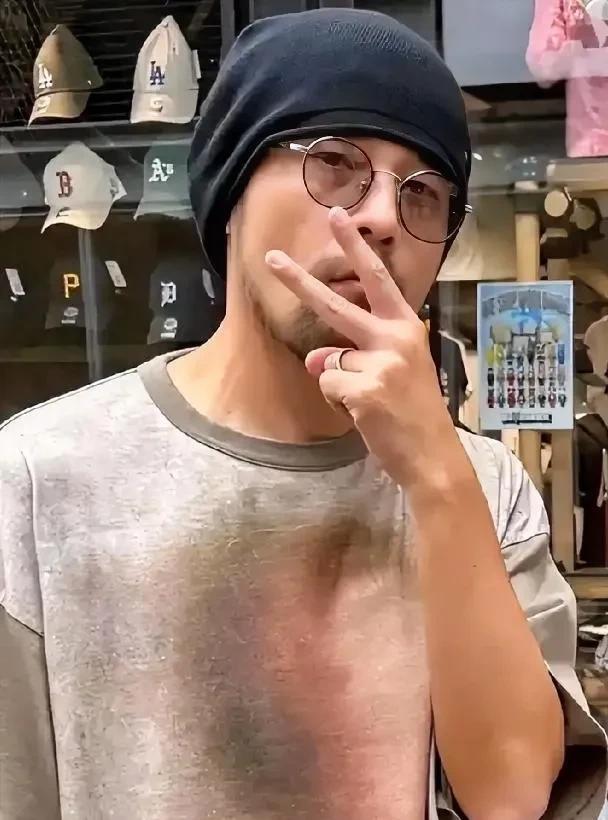 周杰伦患强直性脊椎炎，没想到90后的这群人，都30多岁了，青春又疼了一下。
周杰