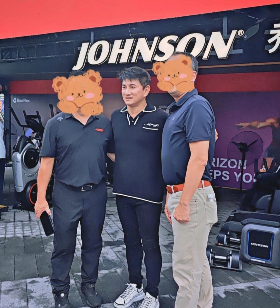吴奇隆电视上看到的那么帅，现实中没有滤镜，也是一枚油腻大叔了。发福的身材，脸上的