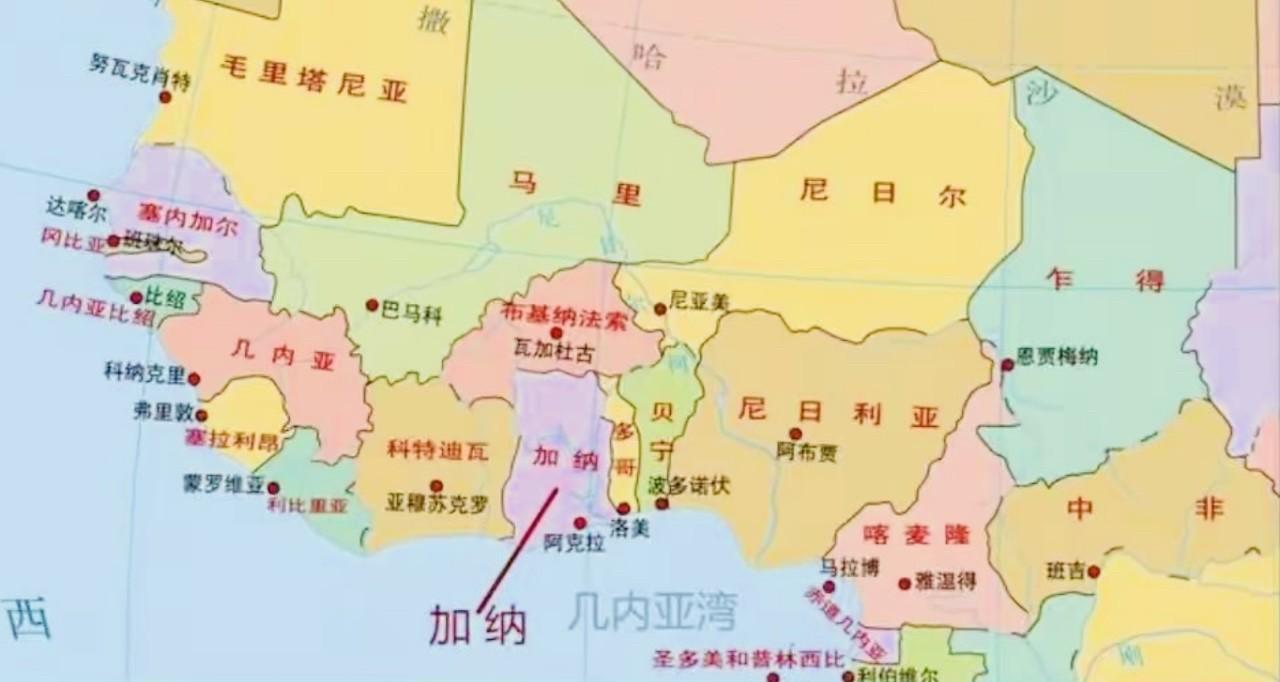 加纳一架军用直升机在该国中部坠毁，导致8人遇难。令人震惊的是，加纳防长爱德华·博