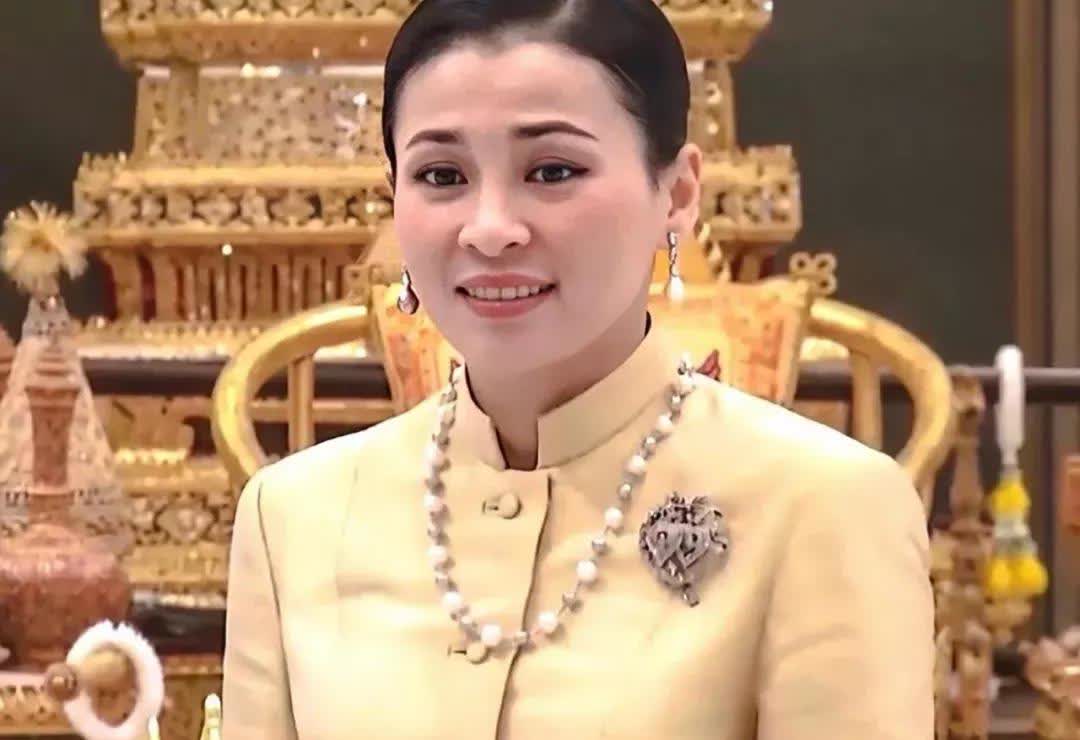 有人说，他信女儿佩通坦前些时候，被迫停止总理职务，都是她自己惹祸上身的，看看苏提