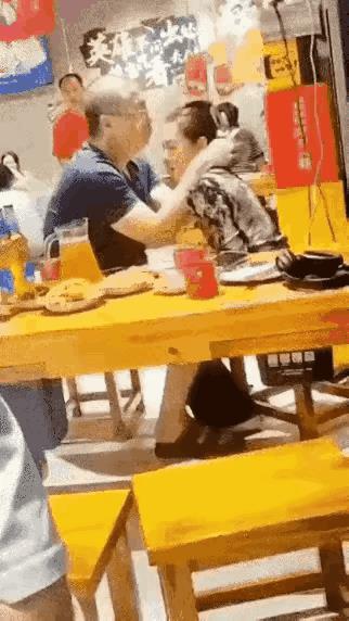 大庭广众之下，这样的年纪做出这种事也是太龌龊了，不害羞吗？#公共场合行为# #无