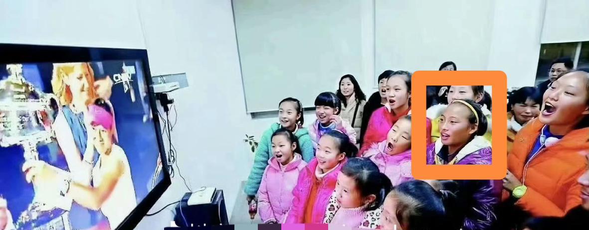 图片拍摄时间是2014年，12岁的郑钦文守在在电视机前，眼睛直勾勾盯着屏幕——李