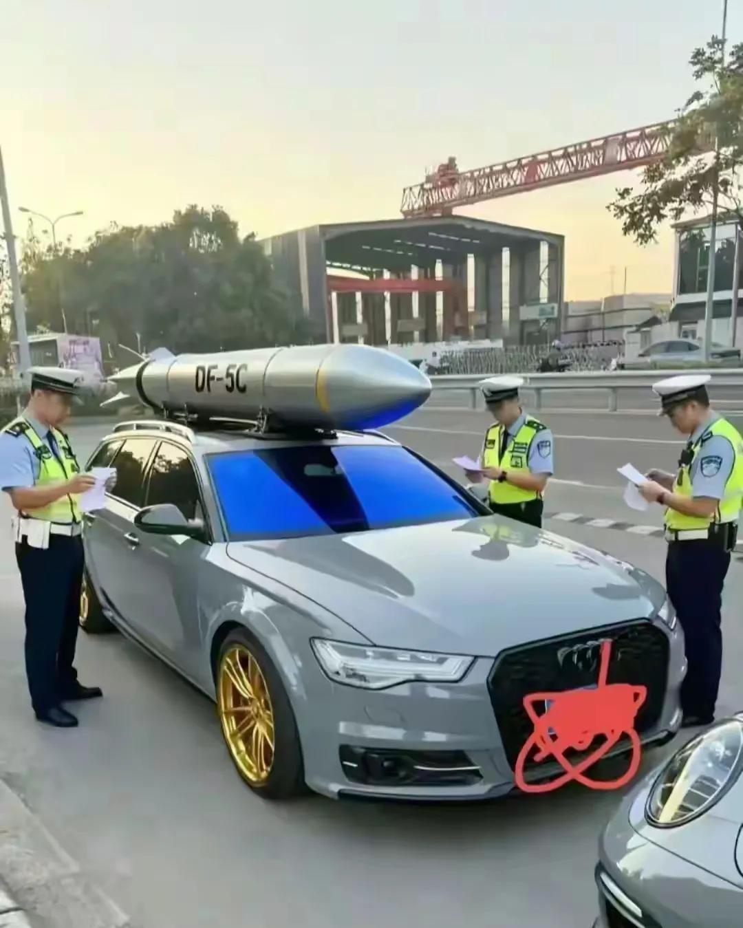 这位车辆上的哥们胆大妄为，竟把东风5C拿出来溜了一圈。