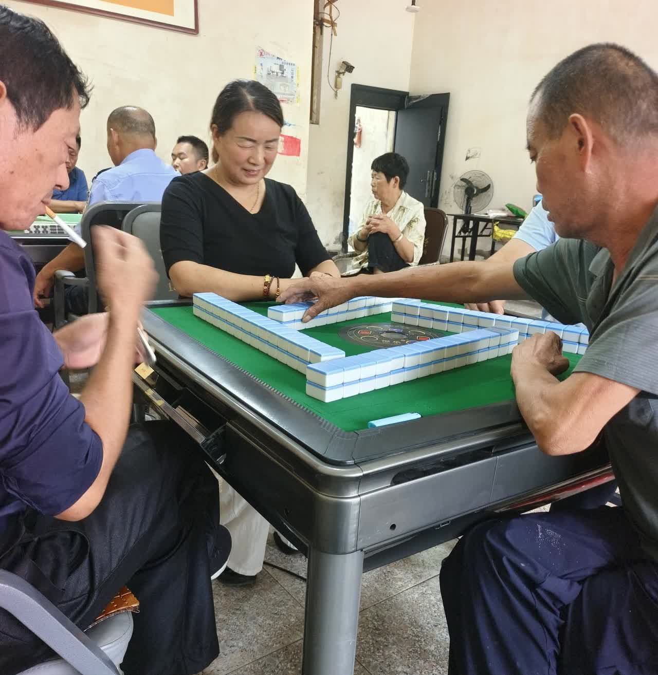 美女养眼
今天下午和一个中年女人打麻将，我本来不想和她打的，因为我嫌弃这位女同