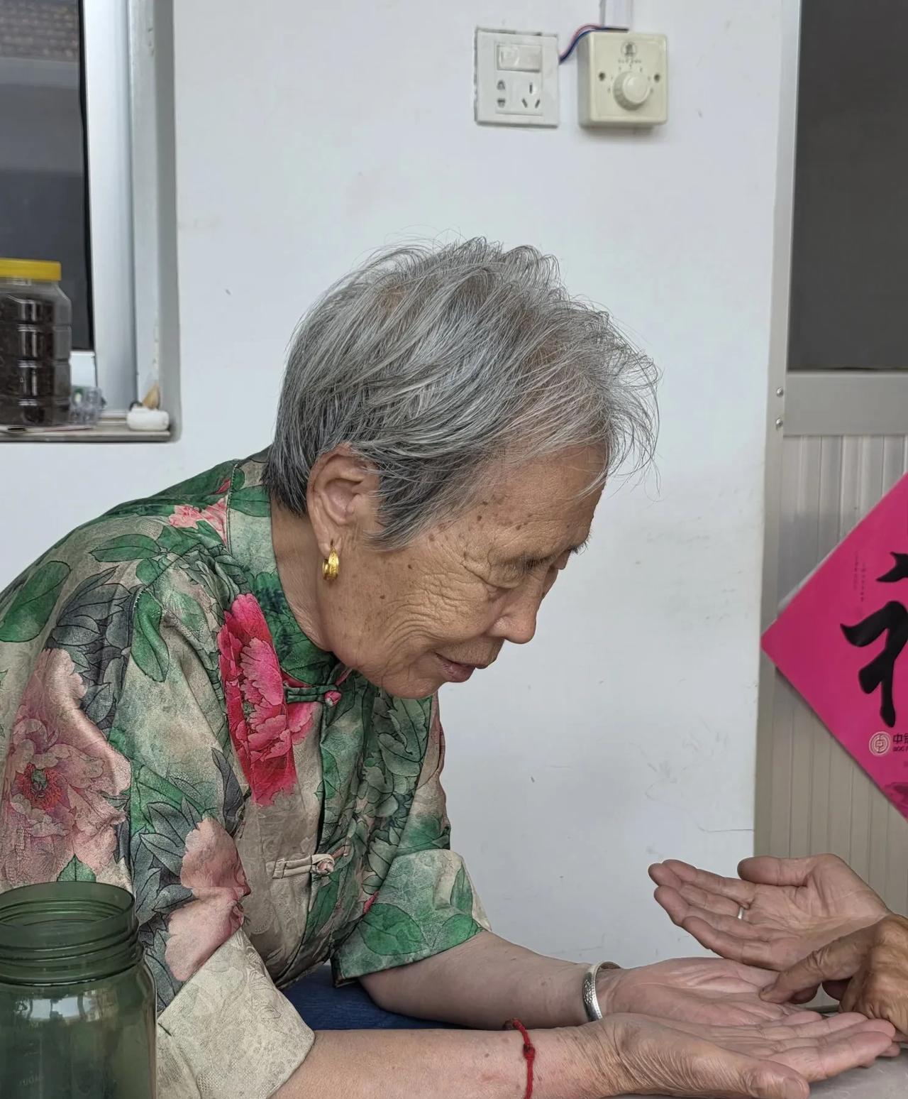 中午，婶子讲的那个故事触动了我……
中午刚躺下，有人敲门，村北一个婶子来了，带了