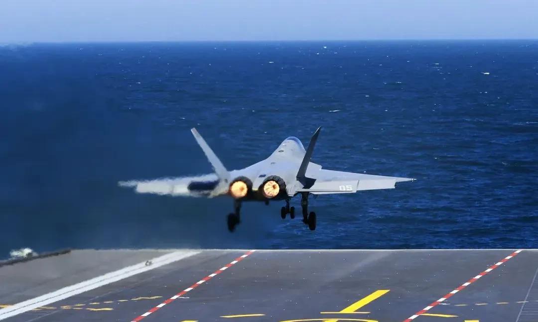 美媒唉叹：
福特号至今没能使用电磁弹将F-35C送上天空，而中国海军发布的照片和