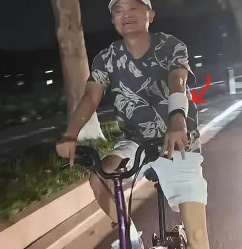 网友在西湖偶遇马云夜骑
让我惊讶的不是20000块钱的自行车
也不是1300