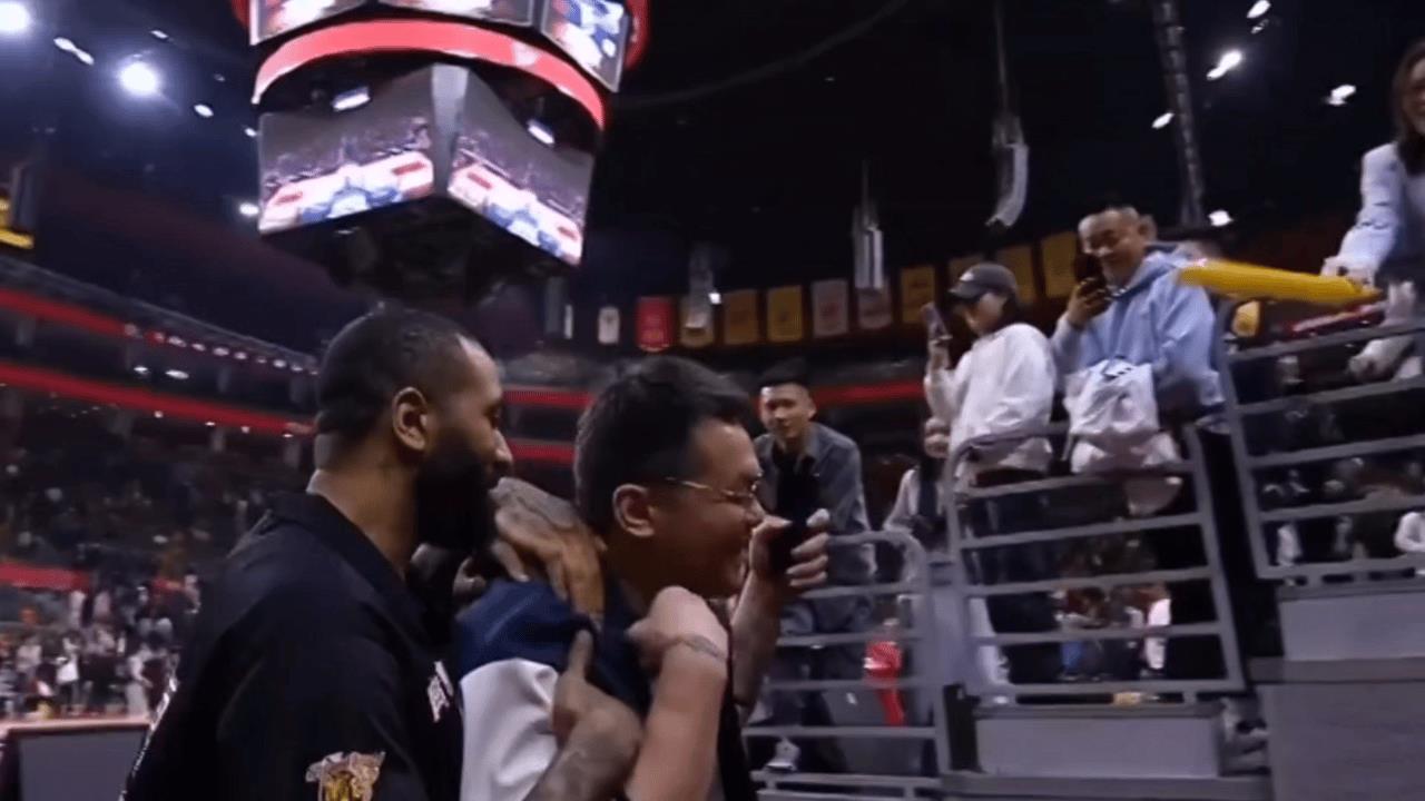 赛后，大莫＆吉吉＆小贝缠着朱芳雨不放，就差挂朱总身上了[捂脸][捂脸][捂脸]