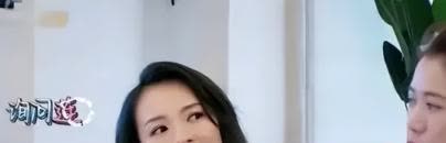 综艺节目中，谢娜挣扎着打开一瓶香槟，转身对章子怡说：“小张，你来开。章子怡吃了一