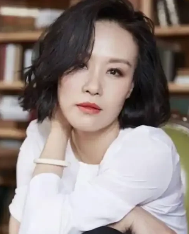 邬君梅说，我结婚是先斩后奏的，嫁的还是二婚带孩的美国人。

头一次带老公奥斯卡回