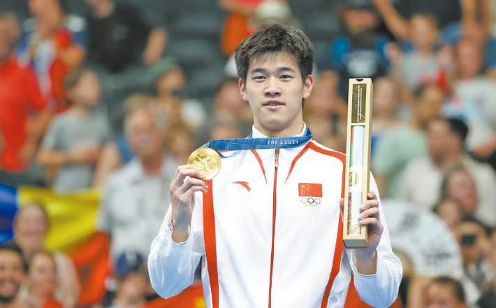 女子200米混合泳，余依婷名列总成绩第五晋级半决赛，12岁的小将于子迪排名15位