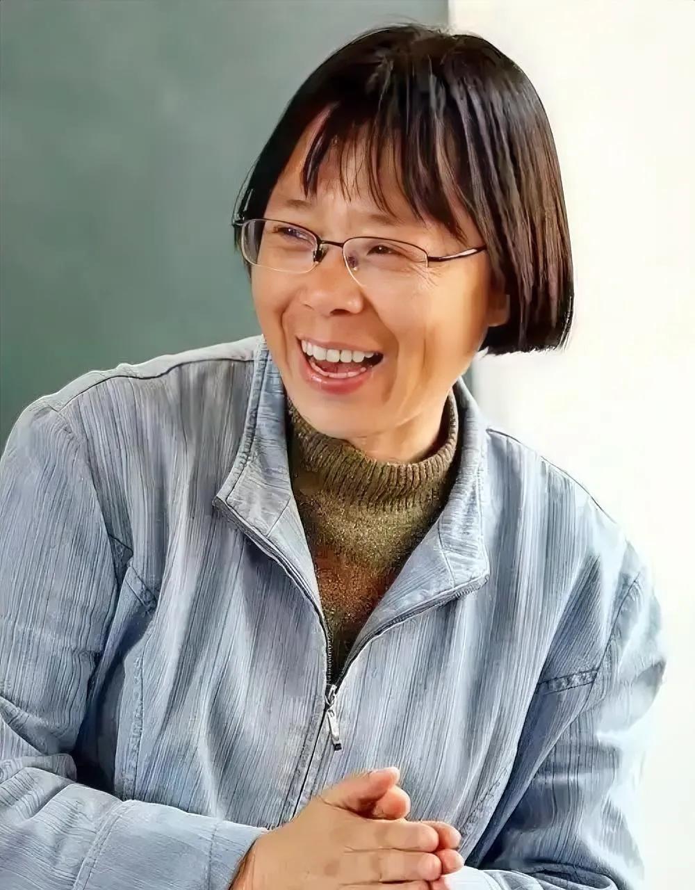 我好像明白了
为什么张桂梅从来不收捐款了
她在华坪女高走廊遇见毕业多年的学生，对