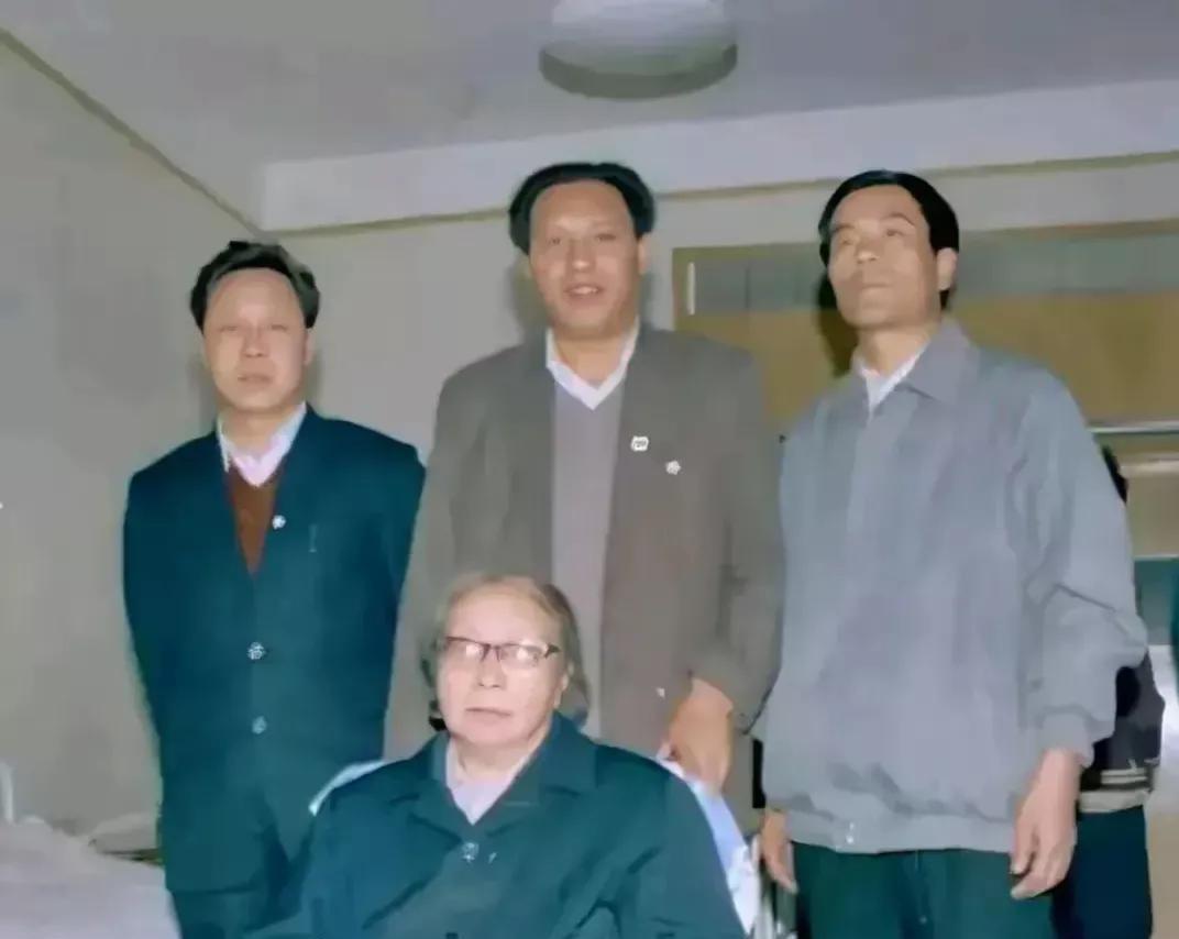 浦安修晚年坐着轮椅、戴着眼镜，精神饱满，与朋友在一起，亲切交谈，合影留念，美好的