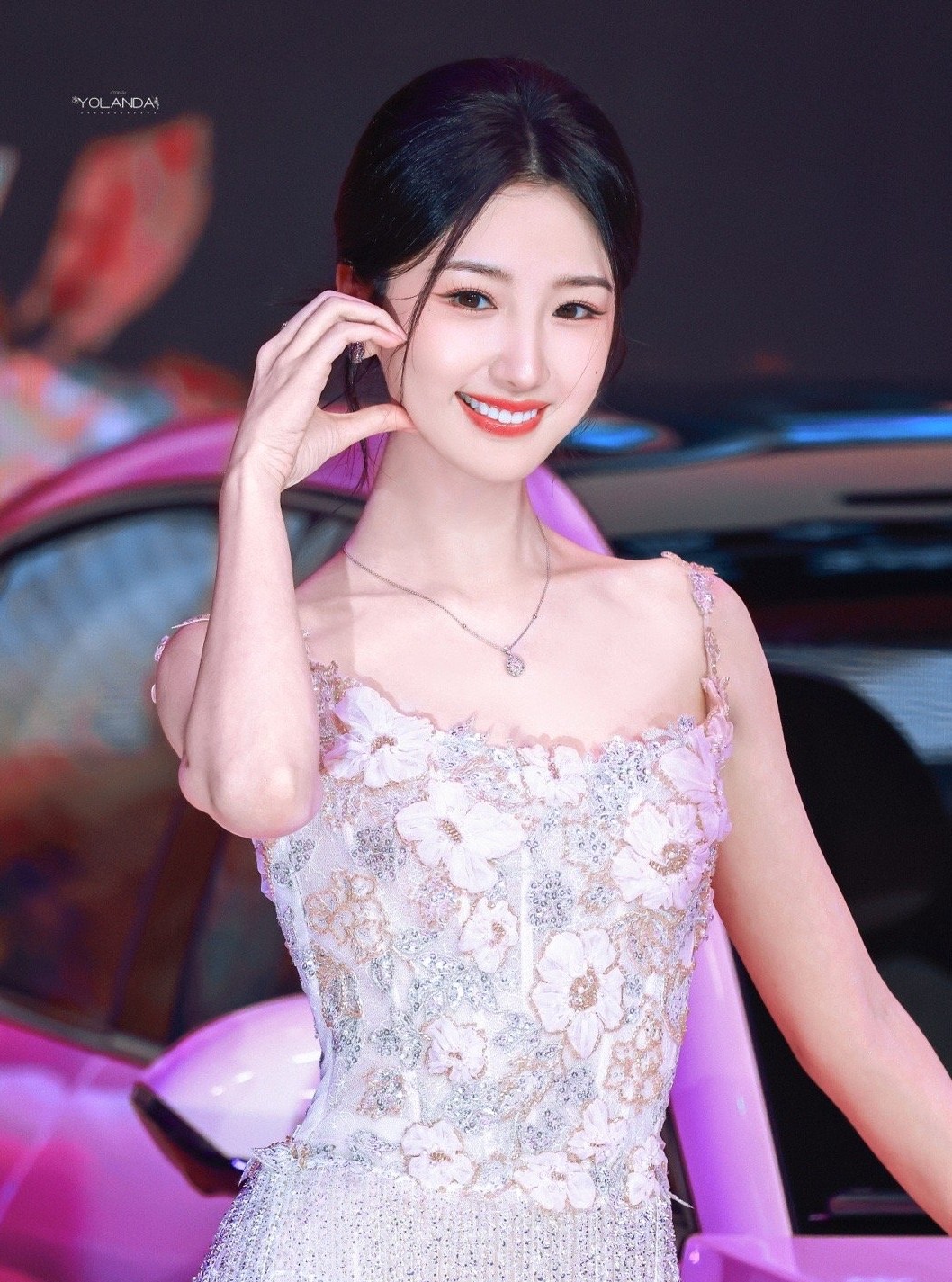 怪不得毛晓彤签约新公司了

因为单打独斗的她，资源真的太差了，居然混到当车展