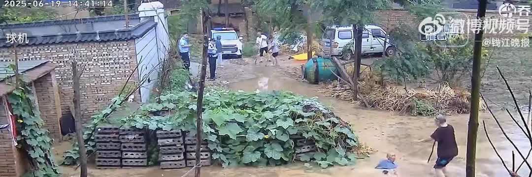 近日，湖南石门一村支书深夜在洪水中喊话“不要睡觉”的视频获全网点赞，其称这是分内