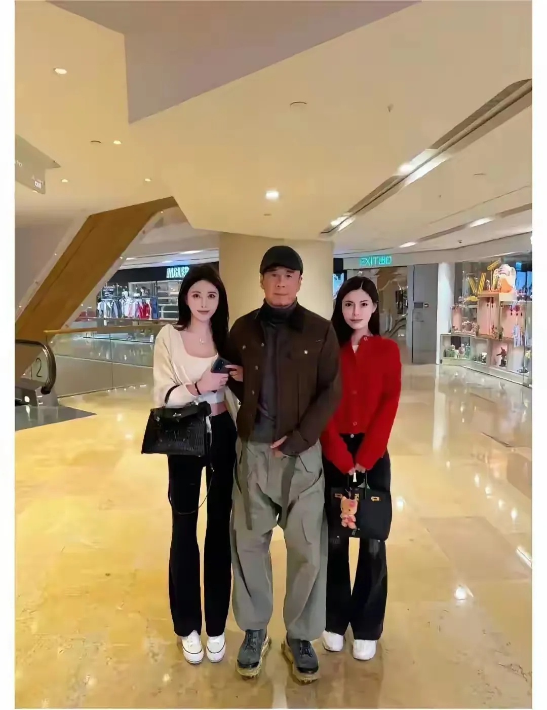 杨坤怎么像一个老年人了？

杨坤是1972生人，满打满算才52岁，可是看着照片上