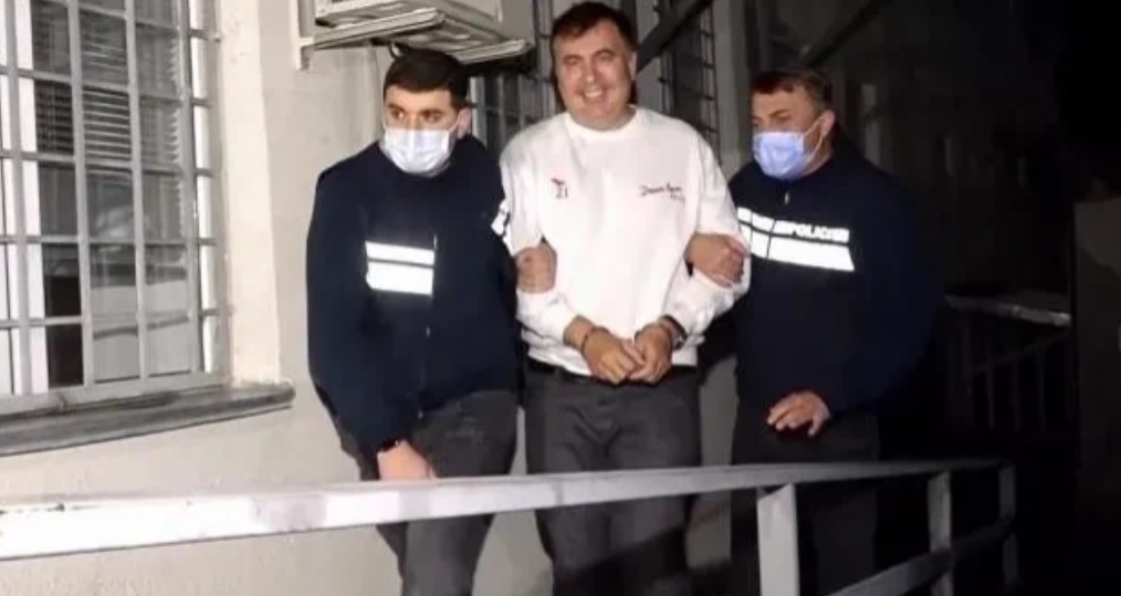 照片里的这位当年意气风发的格鲁吉亚精神小伙刷卡时为零（萨卡什维利）现如今挺悲催的