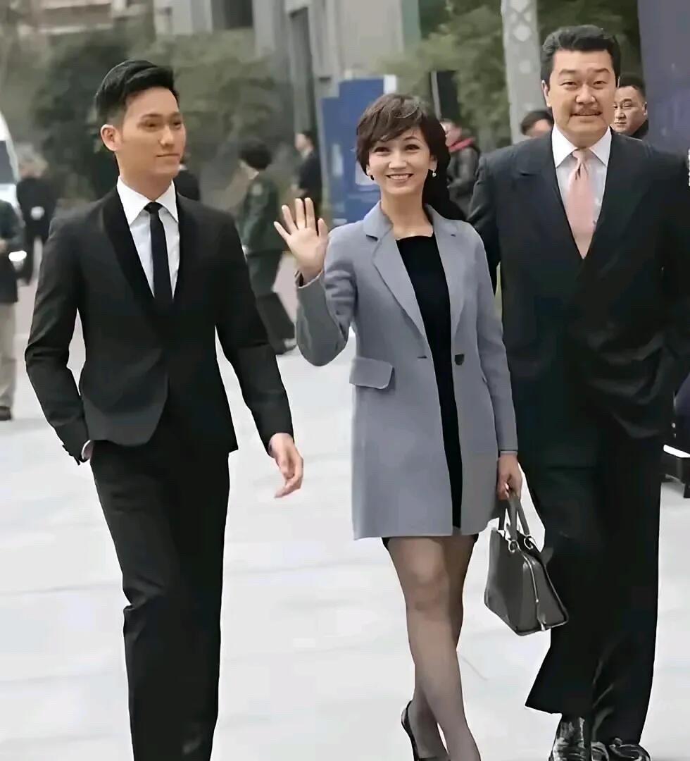赵雅芝一家三口的同框合影，真温馨幸福呀。赵雅芝本人好漂亮，长得雍容华贵，国泰民安